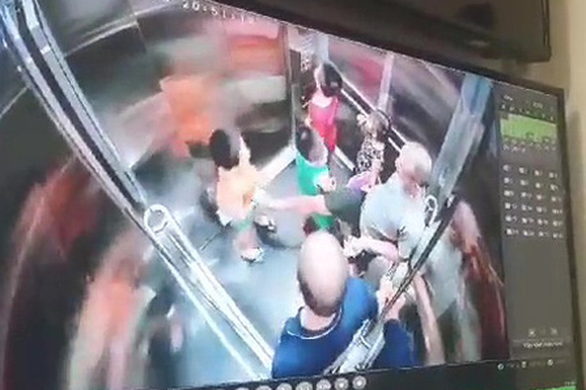 Hình ảnh cắt từ camera ghi lại hành động của người đàn ông lạ mật