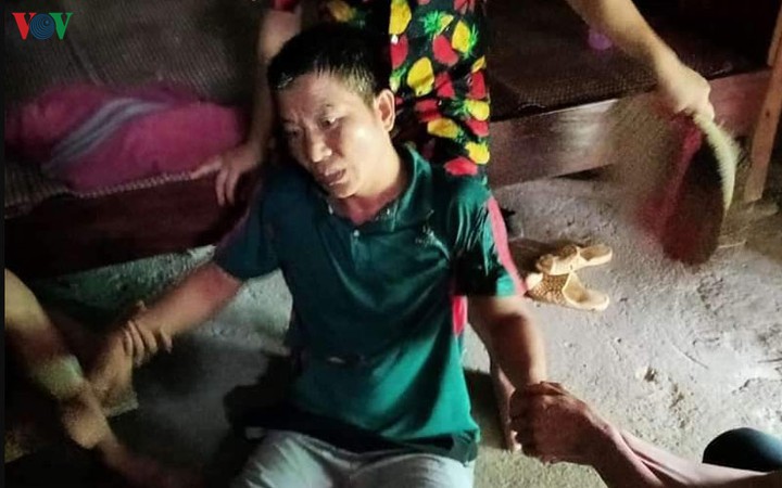 2 vợ chồng ngồi trong nhà bị sét đánh xuyên qua mái nhà gây bất tỉnh (Ảnh: VOV)