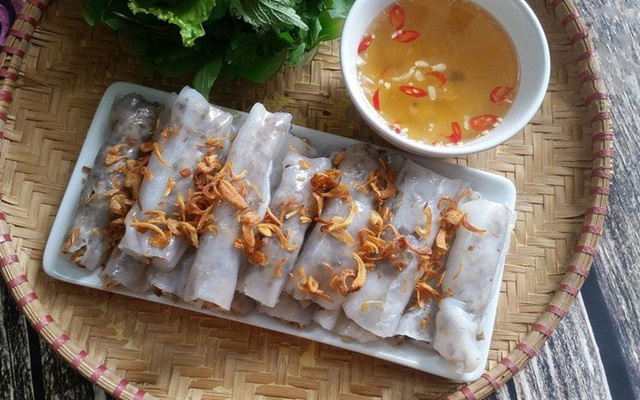 Thay vì phải pha bột và hấp rất cầu kỳ, bạn hoàn toàn có thể làm bánh cuốn từ bánh tráng ngay tại nhà.