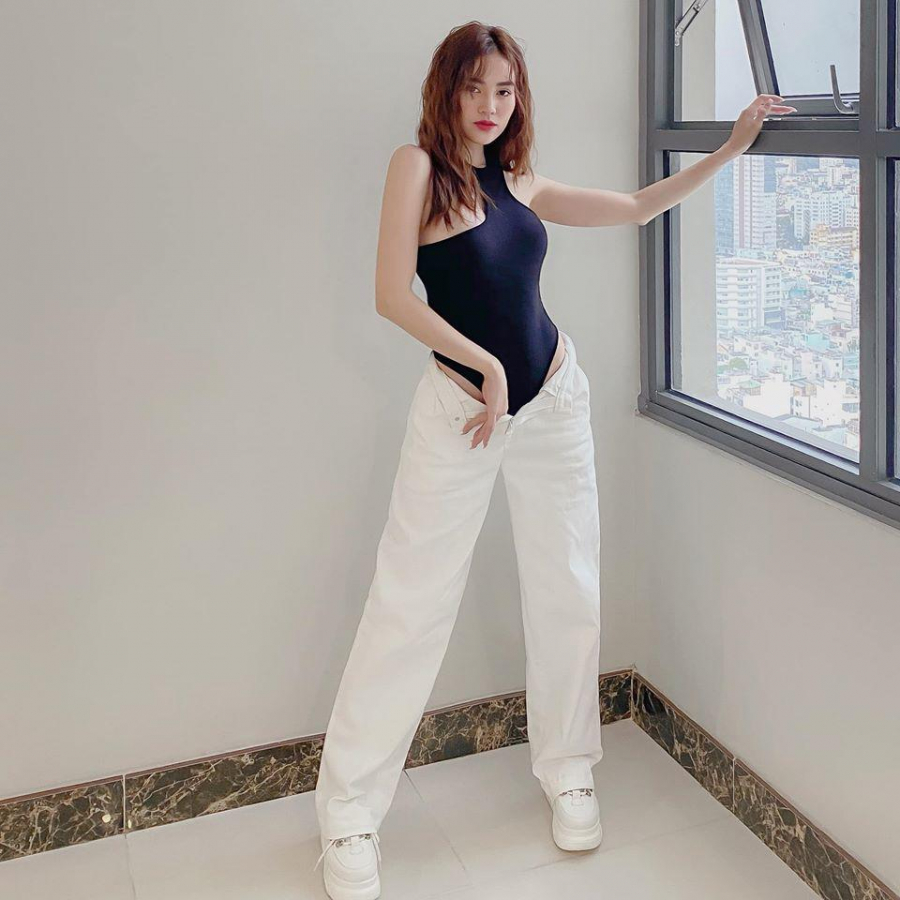 chan-lam-ngoc-nu-ninh-duong-lan-ngoc-tao-bao-buong-khuy-quan-khoe-bodysuit-lap-lo-doi-dau-chi-pu-103645948_3656634731018532_708146767204057639_o-1592522759-930-width960height960