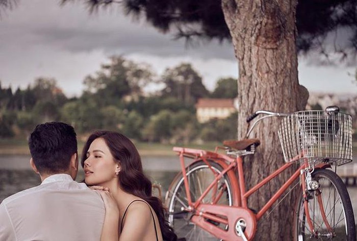 Vốn là diễn viên kín tiếng trong chuyện tình cảm, Quatrian shbet hiện đang mở của Phanh Lee 'Ghét thì yêu thôi' diễn ra vào ngày hôm nay nhận được sự chú ý của đông đảo cộng đồng mạng. Dù chưa một lần công khai dung mạo chồng sắp cưới nhưng nhiều đồn đoán cho rằng ông xã của Phanh Lee từng kết hôn trước đó. Trên trang cá nhân, nữ diễn viên đã bức xúc lên tiếng: “Chúng em đều là những người cưới lần đầu, nên đều rất háo hức và chờ đợi ngày hôm nay”.