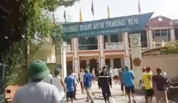 Lực lượng chức nàng cùng người dân tham gia dập tắt đám cháy