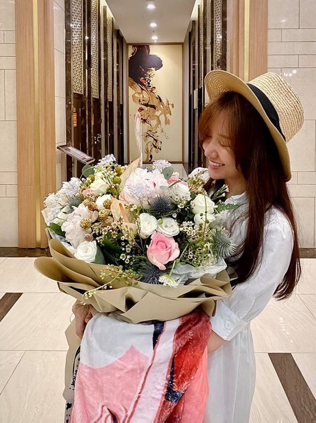 Mới đây, nhân dịp bà xã Hari Won bước sang tuổi mới, Trấn Thành từ sớm đã hạnh phúc chia sẻ hình ảnh Hari Won cười tươi rói khi nhận được món quà từ anh. 