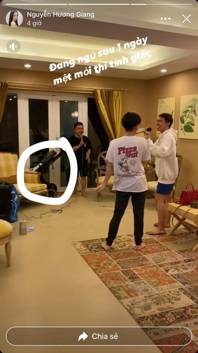 Mới đây, Hòa Minzy, Đức Phúc, Erik cùng hh Hương Giang có chuyến nghỉ ngơi tại Đà Lạt. Đặc biệt, có một chi tiết đáng chú ý được Hương Giang đăng tải, khi quay cảnh Đức Phúc và Erik hát karaoke trong nhà, đó là chiếc nôi em bé. Nhiều người đồn đoán rằng có thể chiếc xe nôi này là của em bé nhà Hòa Minzy, nữ ca sĩ đã đưa con đi cùng trong chuyến du lịch. Hiện đây chỉ là nghi ngờ, tuy nhiên nếu là sự thật thì đây sẽ là câu trả lời cho loạt nghi vấn cô đã kết hôn với bạn trai đại gia và có con.