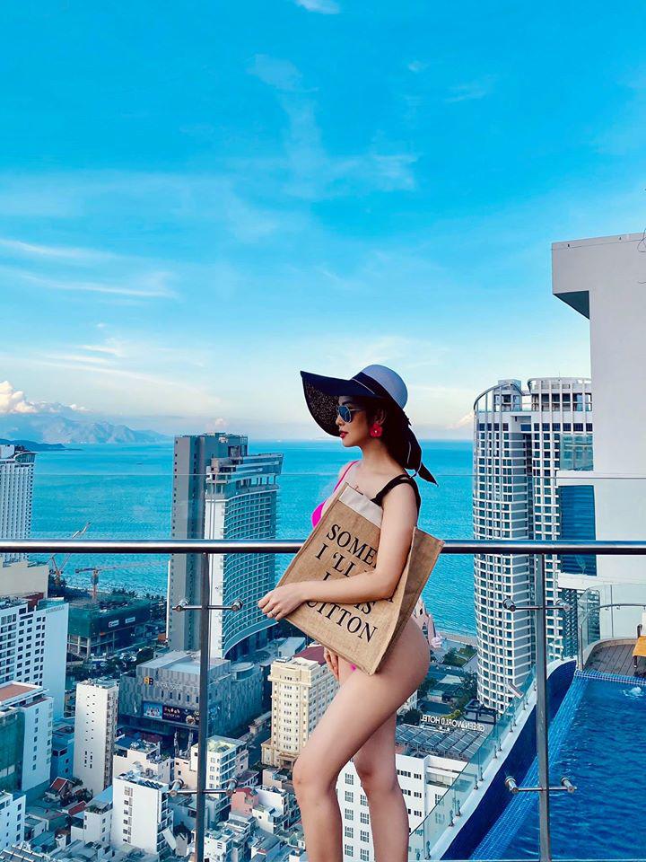 Vòng ba đẹp như tượng tác của hoa hậu Jennifer Phạm