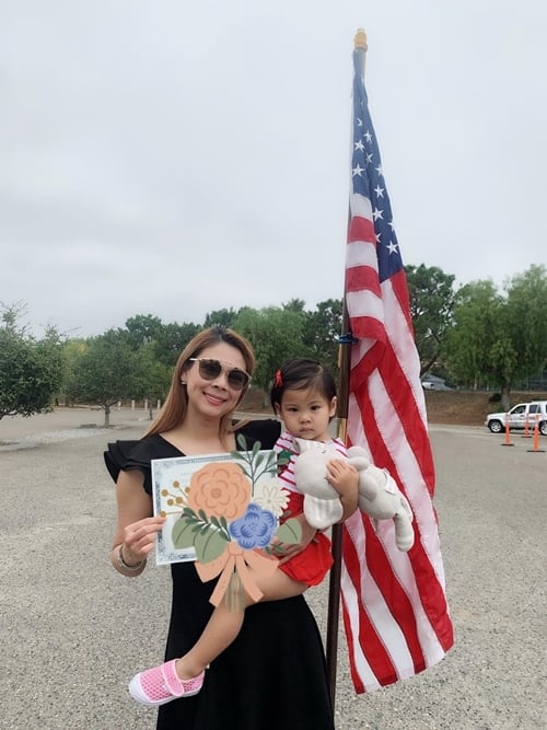 Thanh Thảo và con gái tại cơ quan hành chính của bang California.