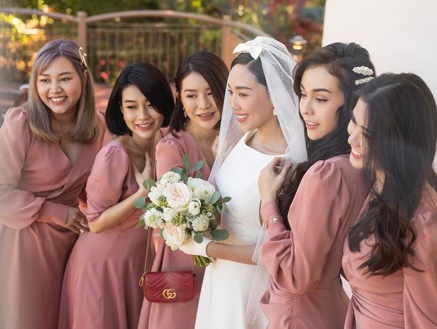 Mới đây, Mlee, một người bạn thân thiết của Tóc Tiên bất ngờ đăng tải hình ảnh nét căng về hôn lễ của cô. Đây có lẽ là những khoảnh khắc hiếm hoi nhất và cũng là hình ảnh rõ ràng nhất về cô dâu Tóc Tiên trong ngày trọng đại. Trong ảnh, Tóc Tiên dịu dàng, nền nã trong chiếc váy trắng với nhan sắc nổi bật. Đặc biệt, dàn phù dâu không kém phần lộng lẫy như Mlee, hot girl Ngọc Thảo cũng thu hút vô số sự chú ý.