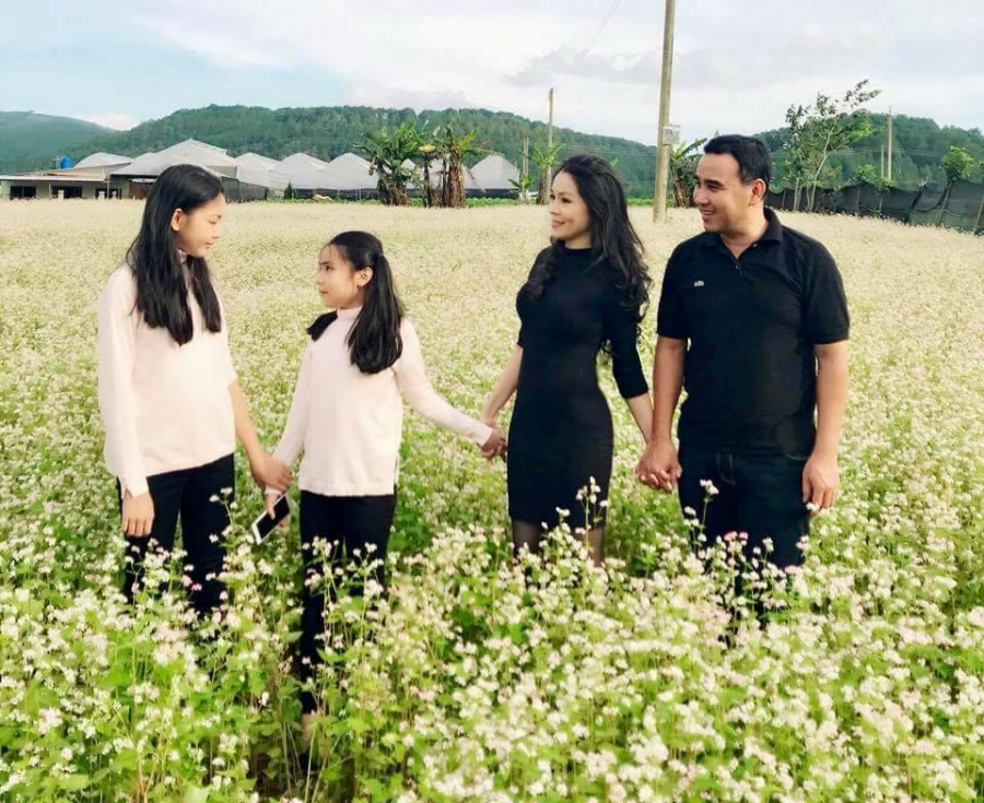 mc-quyen-linh-hanh-phuc-vien-man-nha-dep-vo-con-ngoan-hien-o-tuoi-51