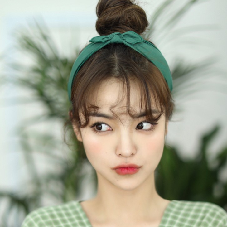Hoặc có thể sử dụng thêm headband để vẻ ngoài thêm nổi bật