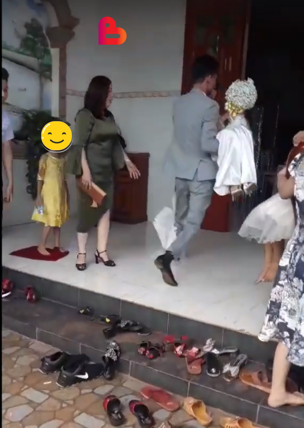 Cô dâu được bế vào tận nhà trước sự trầm trồ của quan khách  (Ảnh FBNV)