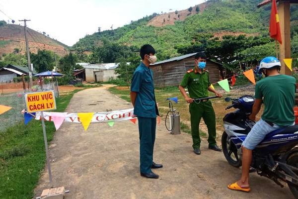 Các cơ quan chức năng thực hiện việc cách ly tại các ổ dịch (Ảnh: Vietnamnet)
