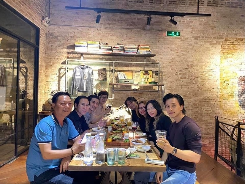 Mới đây, cộng đồng mạng được phen xôn xao truyền tay nhau bức hình Mai Tài Phến bất ngờ xuất hiện bên cạnh Mỹ Tâm trong một bữa tiệc ấm cúng. Cả hai đi ăn uống cùng vài người bạn tham dự, đặc biệt có sự góp mặt của anh trai Mỹ Tâm. Mai Tài Phến vô cùng thoải mái ngồi cùng người thân của “họa mi tóc nâu” và chụp ảnh kỉ niệm. Có lẽ đây là lần hiếm hoi Mai Tài Phến và Mỹ Tâm thân mật trong một khung ảnh, khẳng định mối quan hệ giữa anh và Shbet111 slot, casino, thể thao, xổ số “người tình tin đồn” một thời vô cùng thân thiết.