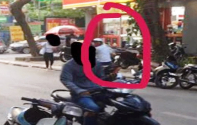 Đối tượng mặc áo trắng bị nghi có hành vi dụ dỗ học sinh (Ảnh VTV)