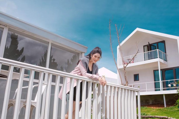 Lý Nhã Kỳ tạo dáng tạo khu Resort của mình ở Đà Lạt