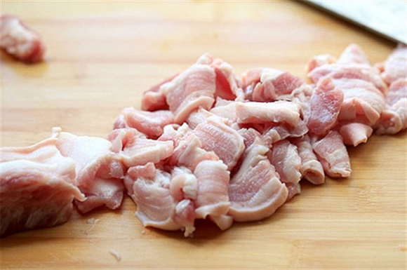 Thịt ba chỉ rửa sạch, thái miếng vừa ăn.