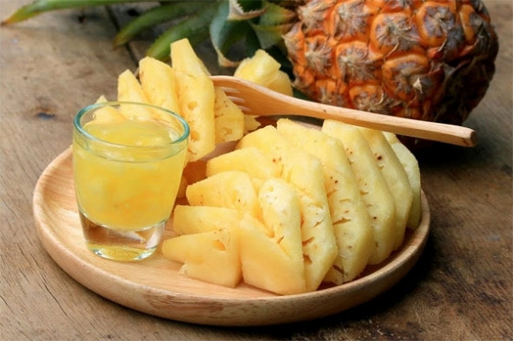 Dứa gọt vỏ, một nửa ép lấy nước, một nửa cắt miếng vừa ăn.