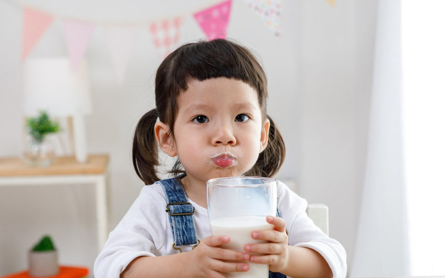 Chuyên gia chia sẻ: Thực hư việc cho trẻ uống nhiều sữa tươi gây thiếu máu?