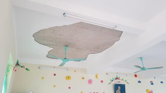 Mảng vữa trần nhà rơi trúng quạt nên bị bắn ra tung tóe, rơi vào các em học sinh (Ảnh: Người Lao Động)