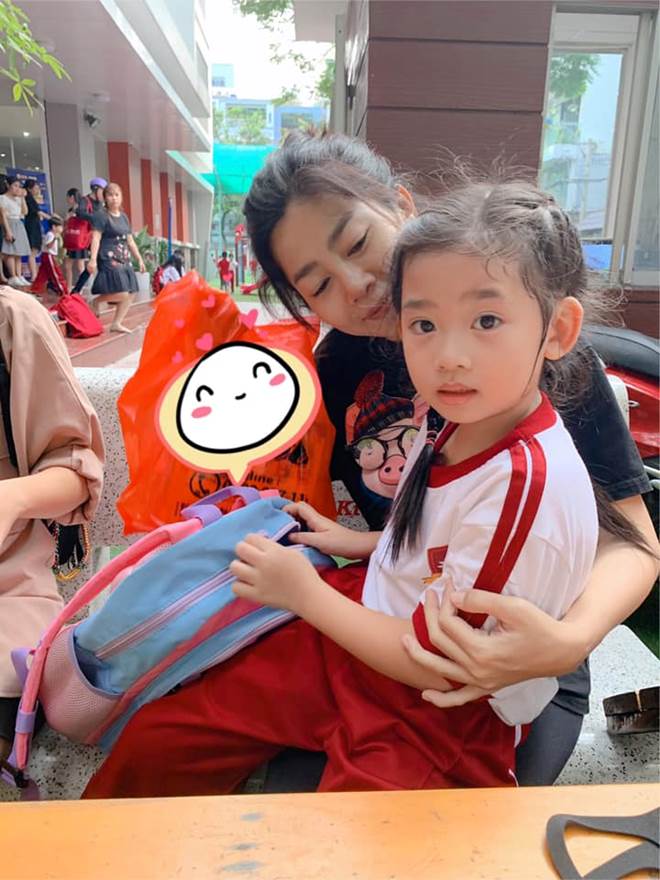 Bé Lavie mang vẻ ngoài xinh xắn, thừa hưởng nhiều nét xinh đẹp từ mẹ, nhất là đôi mắt to tròn.