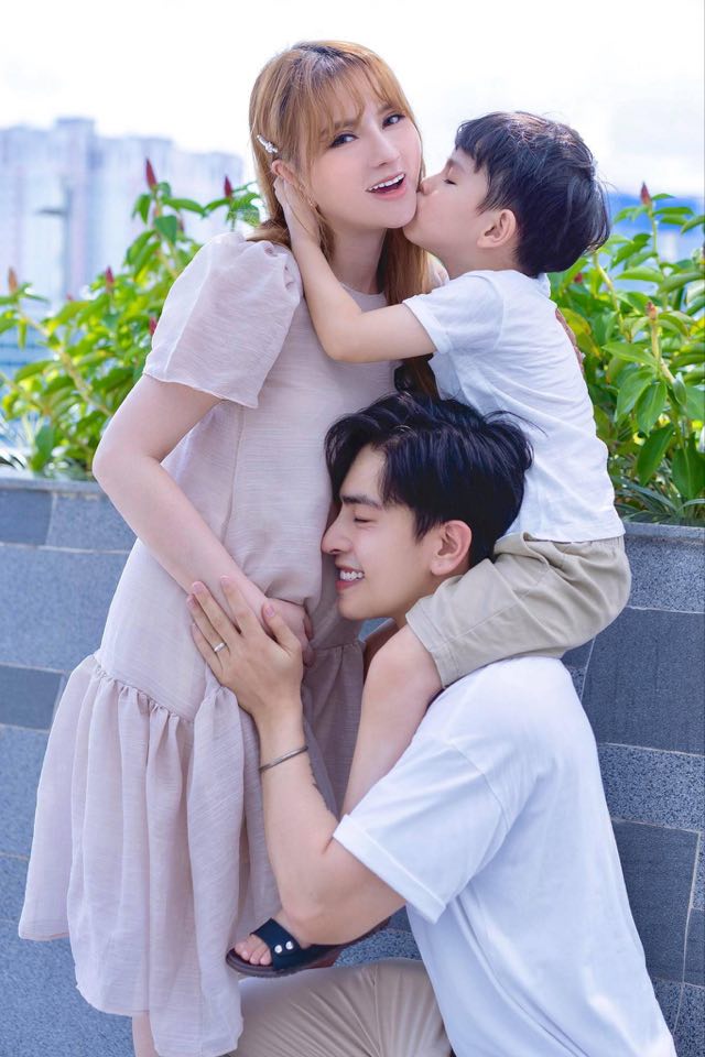 Ở tháng thứ 5 thai kỳ, Thu Thủy đã viết những dòng tâm sự xúc động gửi con, cô cũng chính thức hé lộ giới tính con thứ hai: 'Con gái của mẹ. Mẹ cảm nhận từng hoạt động của con,mẹ biết con còn rất nhiều bỡ ngỡ khi nằm trong Sh88bet đăng ký miễn phí mẹ, còn tập nhìn mọi thứ xung quanh, con tập cử động tay,chân,con lạ lẫm lắm khi nghe những âm thanh bên ngoài,khi mẹ di chuyển con cũng di chuyển, khi mẹ uống sữa con sẽ sung sướng nhận dưỡng chất từ mẹ, mẹ thèm ăn cay, ngọt mẹ bỏ hết vì mẹ biết nó làm con không khỏe, những lúc mẹ vui cười, khi mẹ hát,rồi có lúc mẹ stress mẹ buồn, khóc con cũng sẽ giống mẹ đúng không con gái... Còn 1 điều mẹ còn biết con chơi với dây rốn là bạn của con nữa nè...'