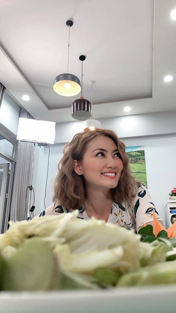 Mới đây, Ngọc Lan đăng ảnh mà đồng nghiệp chụp lén gửi cho mình. Trong ảnh cô đang chăm chú nói chuyện thì người này đã nhanh tay bấm máy. Và kết quả đúng ngoài sức tưởng tượng, nhan sắc Ngọc Lan ngày càng thăng hạng, bức ảnh đẹp xuất sắc đến chính chủ còn phải 