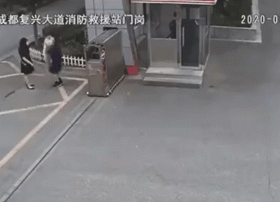 Người đàn ông đang nói chuyện vui vẻ cùng vợ và con