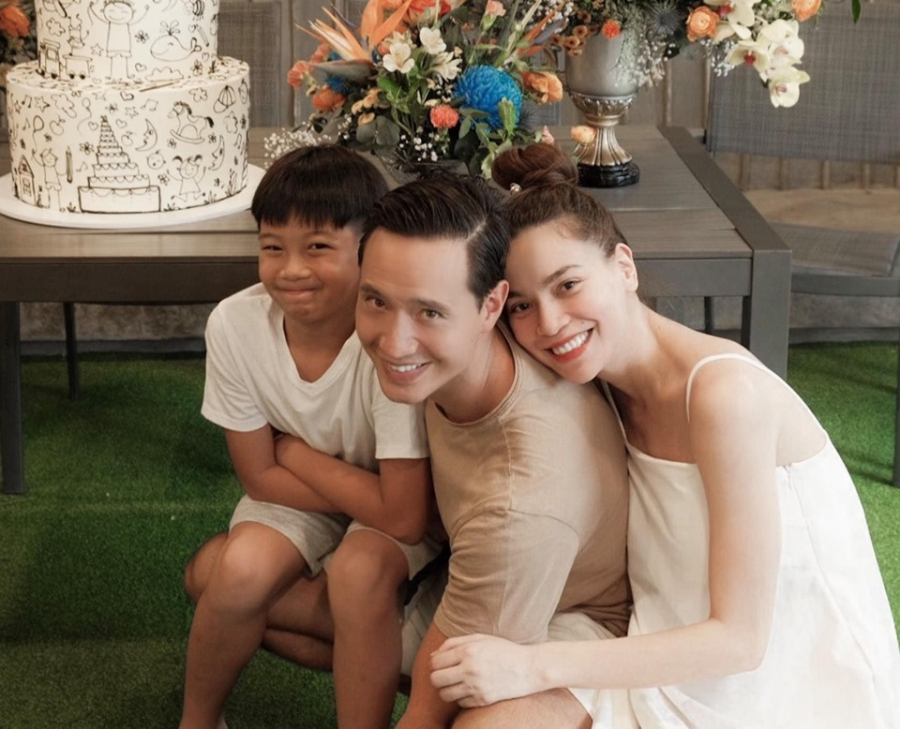 Hình ảnh Hà Hồ trong tiệc sinh nhật. Cô diện chiếc váy suông thùng thình, để lộ vòng 2 đã lớn.