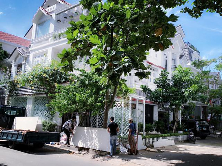 Bên ngoài căn biệt thự bề thế của nữ ca sĩ Vy Oanh
