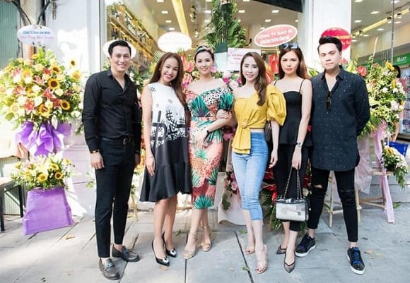 Mới đây, Việt Anh bất ngờ xuất hiện trong loạt ảnh cùng hội bạn thân. Điều đáng chú ý hơn cả là ngoại hình của anh khiến nhiều người không nhận ra. Khác với vẻ ngoài điển trai cùng thân hình cường tráng, Việt Anh xuất hiện với gương mặt đầy đặn, thân hình cũng có dấu hiệu phát tướng, đặc biệt là vòng 2 nhô cao sau lớp áo tối màu. Dường như, Việt Anh đang bị tụt phong độ ngoại hình so với vài tháng trước. Thật khó nhận ra “soái ca màn ảnh VTV” một thời khiến bao cô gái “mê mệt”.