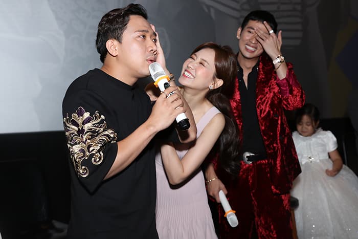 Xuất hiện trong một sự kiện mới đây, Hari Won và Trấn Thành dù diện những Shbet999 com đăng nhập giản dị song vẫn thu hút sự quan tâm của giới truyền thông. Đáng chú ý nhất là màn “bóc mẽ” bà xã của Trấn Thành tại đây, theo đó anh tỏ rõ vẻ hậm hực cho biết Hari Won đến trễ lại còn lên đồ sexy, nhìn ngứa mắt. Thấy vậy, ca sĩ Hari Won phải liên tục lau mồ hôi giả vờ nịnh cho ông xã bớt châm chọc mình vì là họp báo của người ta khiến mọi người không khỏi bật cười vì đáng yêu.