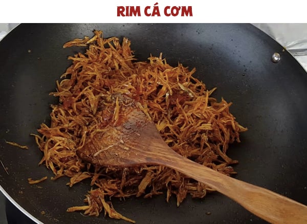 Cho tỏi vào chảo phi thơm sau đó cho cá cơm vào chiên vàng. Tiếp đó cho nước mắm đường vào rim cùng cá. Cuối cùng cho mè rang vào đảo đều thì tắt bếp.