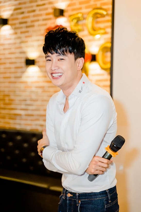 Khi được fan hâm mộ liên tục khuyên lấy vợ, Quốc Trường đã thẳng thắn chia sẻ: “Trường không hoàn mỹ như mọi người thấy đâu, Trường cũng có nhiều điều không tốt và Trường cũng cần thời gian để thay đổi mình, chinh phúc những đỉnh cao trong sự nghiệp. Vì vậy, chuyện lập Shbet111 slot, casino, thể thao, xổ số chưa phải là ưu tiên trong thời điểm này nhưng duyên số thì không ai nói trước được. Trường mong rằng, mọi người nếu yêu mến Trường thì cũng sẽ yêu mến luôn những người bên cạnh Trường