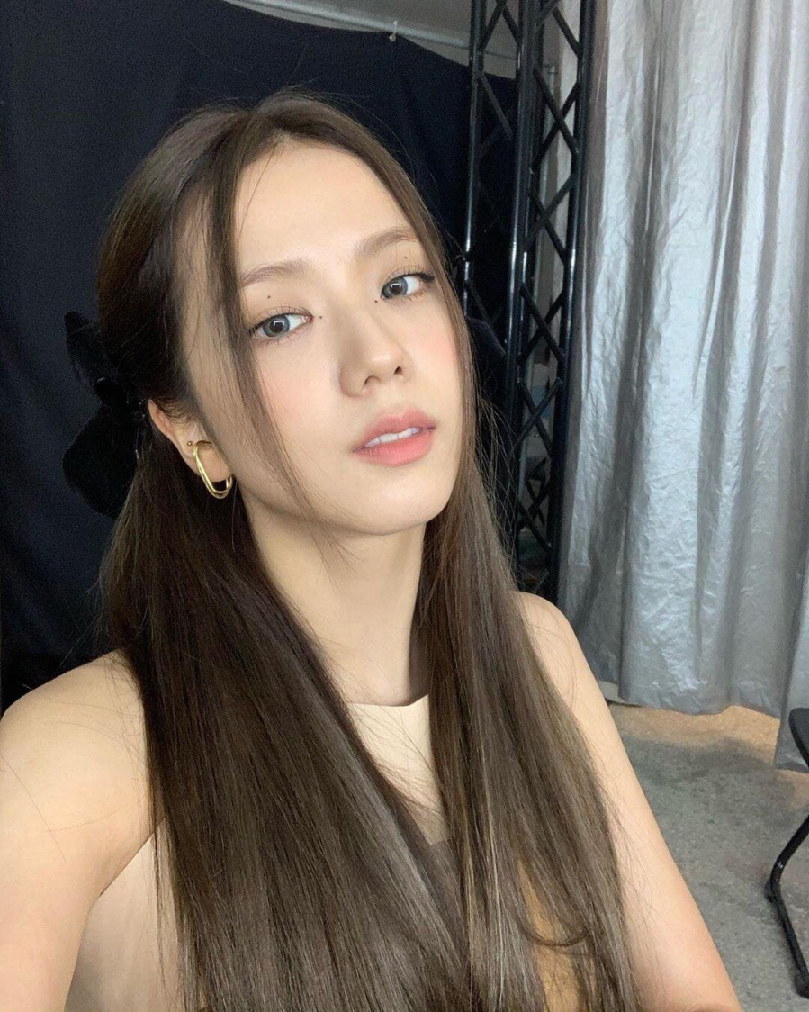 Phần sống mũi của Jisoo cũng được tạo khối nhẹ nhàng để tăng thêm sự thanh thoát cho gương mặt