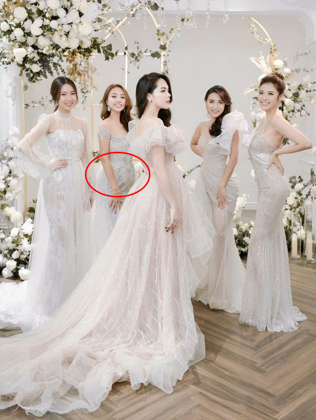 Mới đây, giữa lúc đang chuẩn bị lên xe hoa lần 2, Thanh Vân Hugo bất ngờ gây xôn xao khi xuất hiện với body tăng cân rõ rệt dấy lên nghi vấn đã mang thai với chồng sắp cưới. Nhìn kỹ trong các hình ảnh, vòng 2 của nữ MC dạo gần đây được nhận xét là có phần to hơn, gương mặt cũng tròn trịa hơn khá nhiều. Đặc biệt hơn, cư dân còn soi ra được khoảnh khắc Vân Hugo lộ rõ vòng 2 lớn khi diện váy cô dâu ôm sát body. Hiện phía báo chí đang liên hệ với nữ MC để tìm hiểu về thông tin trên nhưng cô chưa bắt máy.
