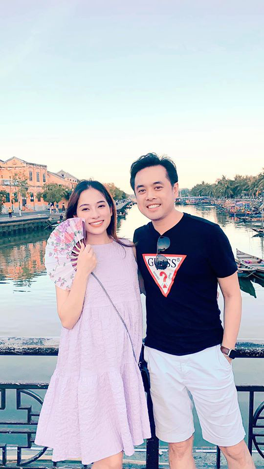 Sara Lưu mang bụng bầu to đi du lịch khắp nơi, cô chia sẻ, 2 vợ chồng tranh thủ tận hưởng trước khi phải “nằm ổ”.