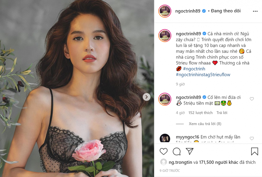 Tài khoản Instagram của Ngọc Trinh hiện đã có 4,5 triệu lượt follow. Chính vì thế, Ngọc Trinh vừa đưa ra một món quà mới dành cho 5 người chụp được khoảnh khắc tài khoản của cô chạm mốc 5 triệu follow nhanh nhất. Số tiền thưởng cho từng người sẽ là 5 triệu đồng. Màn treo thưởng của 
