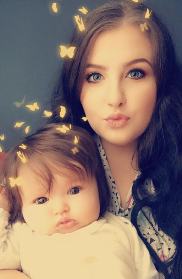 Chị Alexandra phải mất khá nhiều thời gian để chăm sóc tóc cho con gái.