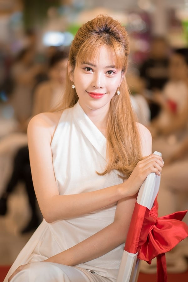 Mới đây, trong một chương trình truyền hình, lần đầu Nam Em có những trải lòng sâu sắc về con đường tình duyên của mình. Cô kể nhiều về các mối tình trong quá khứ. Cô tâm sự rằng cô là người dễ rung động, nhiều khi chỉ cần quan tâm đặc biệt hơn một chút là đã có cảm tình với người ta. Nam Em nhấn mạnh: 'Em bị cái ngu mà lỳ, cứ thất tình là em lại tìm 1 người khác lấp vào chỗ trống. Rất nhiều rồi, chắc cả trăm lần. Sau 100 lần thất tình chỉ rút ra được đau đớn thôi, nó làm cho mình ngày càng yếu đuối hơn'. Cô còn thú nhận rằng cô nhớ nhất mối tình mà khán giả nhớ nhiều nhất. Câu trả lời mập mờ này khiến khán giả liên tưởng đến Trường Giang.