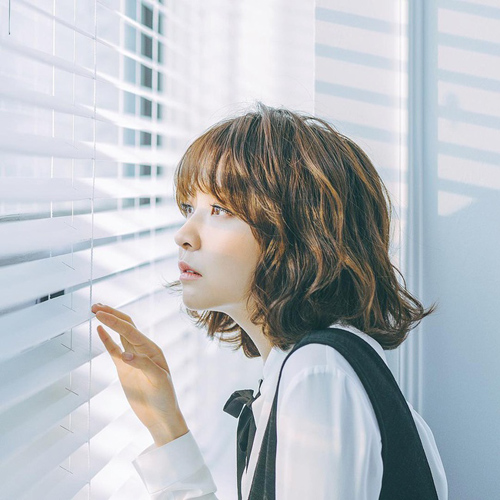 Mái tóc ngắn kết hợp với những gợn sóng xoăn nhẹ nhàng nhìn vô cùng ngọt ngào và trẻ trung