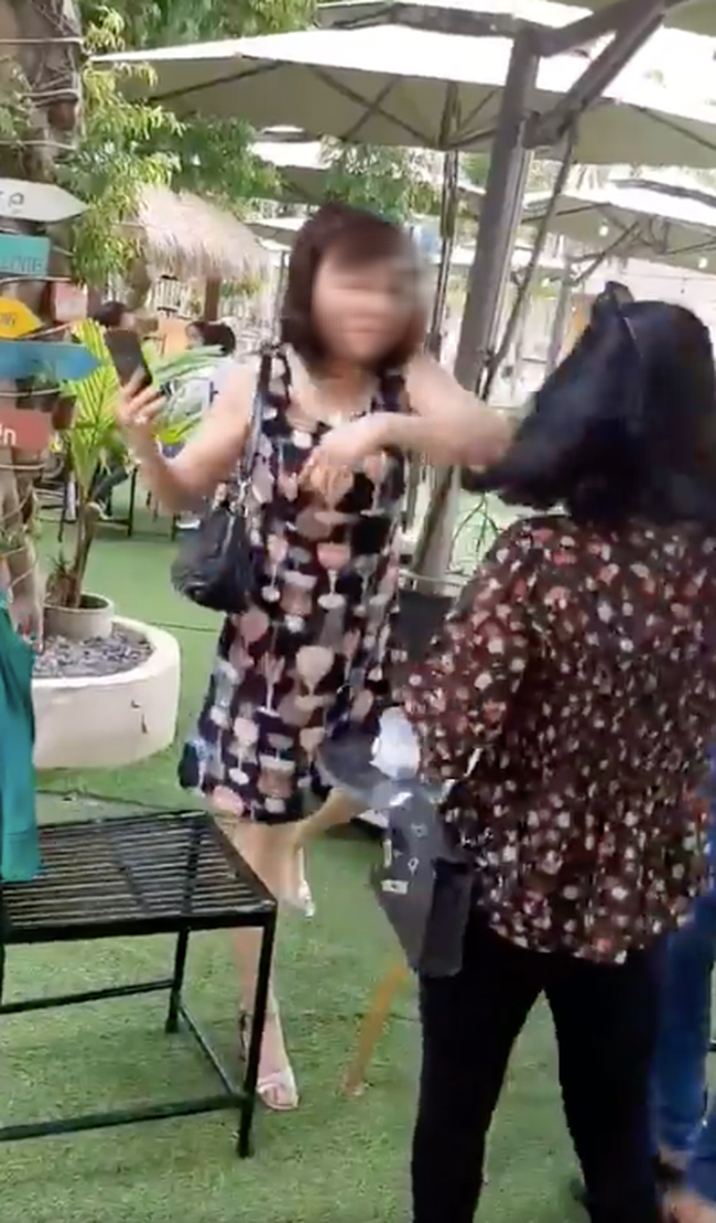 Bà mẹ chồng thay con dâu đánh ghen nhân tình của con trai