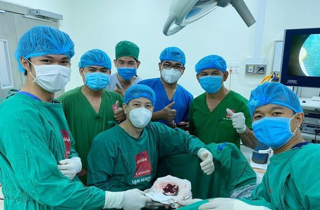 Ê-kip vui mừng khi thực hiện thành công ca Shbet888 tiền thưởng cực khủng nội soi gắp con đỉa ra khỏi bàng quang của bệnh nhân.