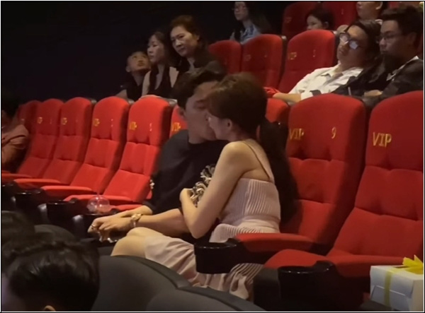 Mới đây, Trấn Thành và Hari Won cùng đến tham dự một buổi ra mắt phim. Đặc biệt khi ngồi trên hàng ghế khán giả, vợ chồng anh liên tục thể hiện tình cảm như hôn nhẹ nhàng, nắm tay, thơm má... Nam danh hài tỏ ra rất ân cần với bạn đời, ánh mắt trìu mến dành cho bà xã. Bên cạnh những lời khen có cánh và ngưỡng mộ, vẫn có một số ý kiến chê bai và có phần chỉ trích. Họ cho rằng, thể hiện tình cảm không có gì là xấu, nhưng đang ở chốn đông người thì cặp đôi nên giữ chừng mực và tôn trọng những người xung quanh.