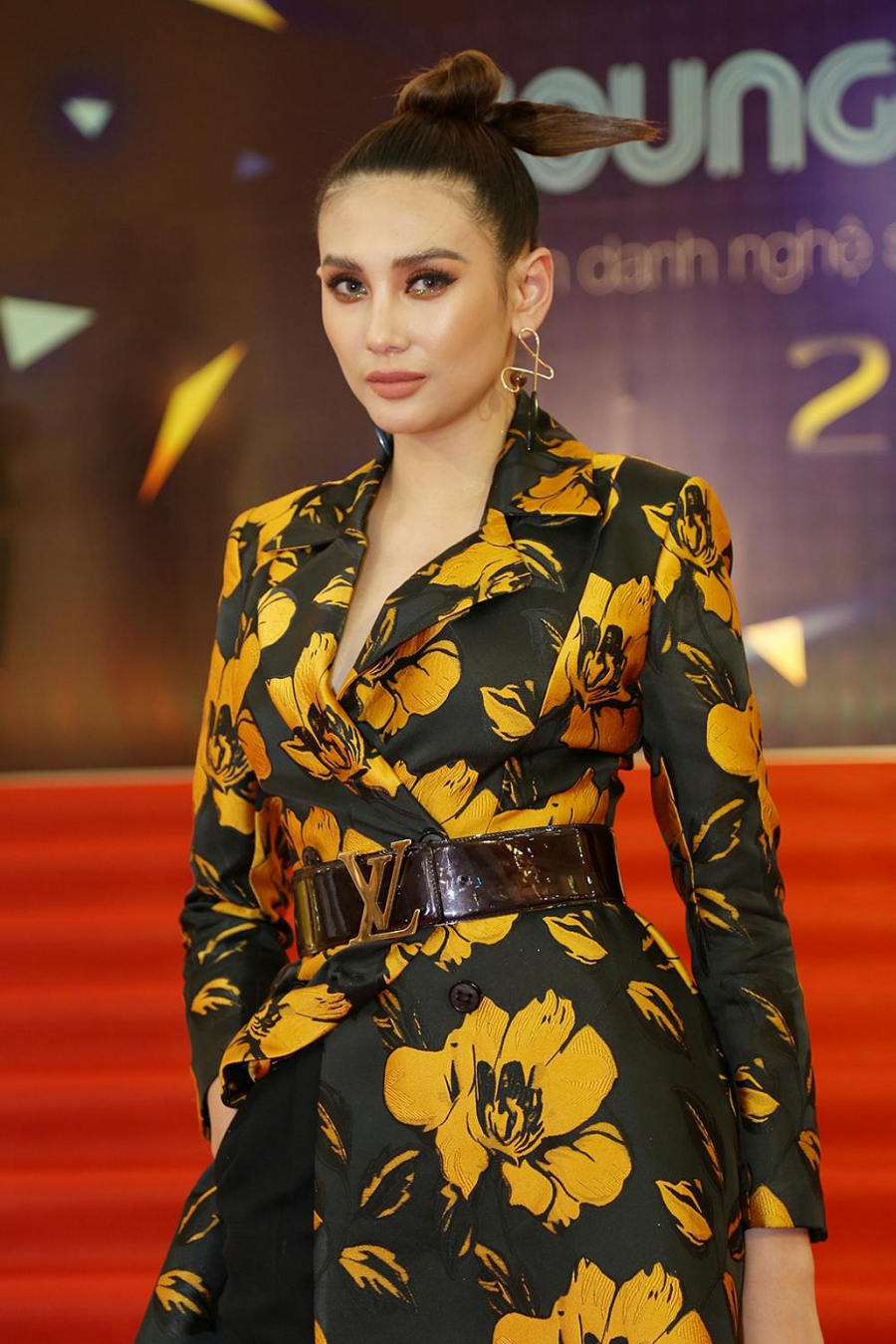 Mới đây, siêu mẫu Hoàng Yến có dịp trải lòng về Shbet16 chơi game trực tuyến sự nghiệp và tình yêu. Trong đó, cô đặc biệt nhắc nhiều nhất đến bạn trai Việt Kiều hơn cô 12 tuổi hiện đang sống ở Mỹ. Tuy nhiên, vì anh ở Mỹ nên cả hai thường xuyên phải đi lại giữa hai nước. Như đợt vừa rồi, cô đi đến 3 tháng. Vì vậy nên xuất hiện tin đồn cô đã bí mật ra nước ngoài sinh con cho bạn trai. Quá bức xúc, Võ Hoàng Yến đáp trả: “Sinh con mà được vầy hả. Tôi mà sinh con thì sẽ không bao giờ ốm được thế này à, chắc không ai nhìn ra tôi nữa đâu. Nếu tôi sinh con hay lấy chồng thì sẽ nói cho mọi người biết thôi, vì chẳng có gì phải giấu giếm cả, đó là chuyện vui của cuộc đời mình mà”.