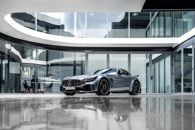 Mới đây, Cường Đô La tiếp tục thú chơi xế xịn của mình khi sắm thêm 1 con Mercedes để đặc biệt chào đón đứa con đầu lòng với bà xã Đàm Thu Trang. Dù không tiết lộ giá nhưng dựa vào độ hiện đại của xế hộp thì chắc chắn đoán được nó có trị giá không hề nhỏ.
