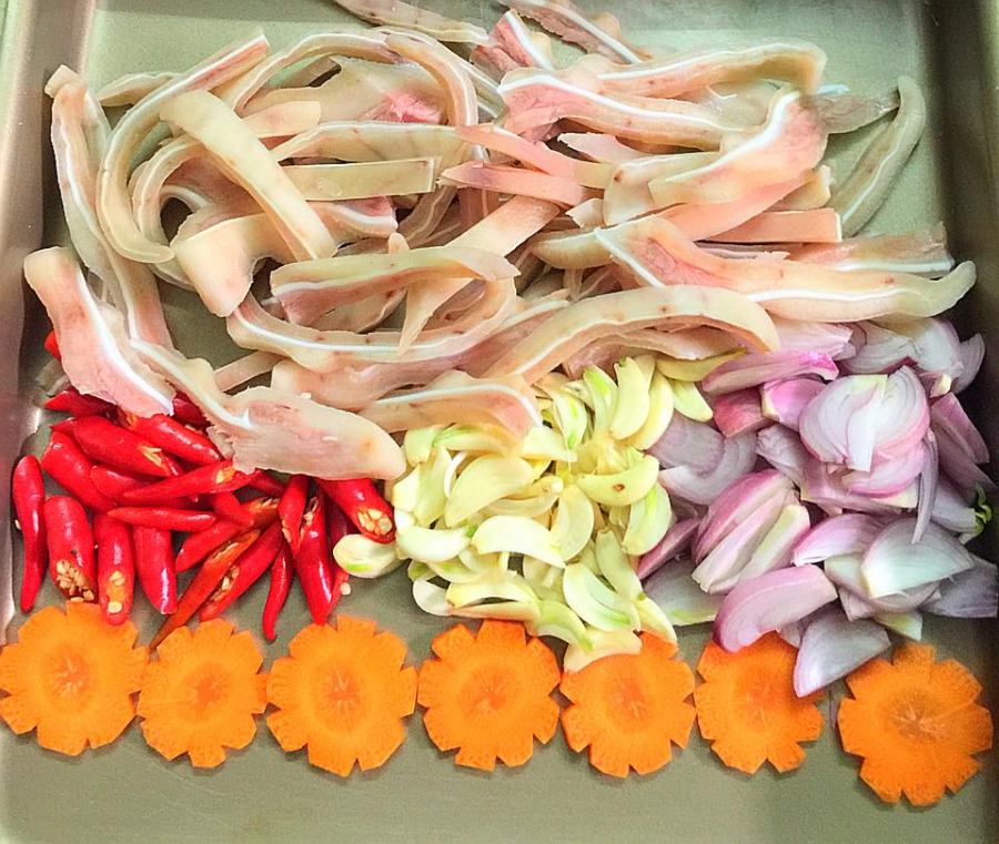 Nguyên liệu làm tai heo ngâm chua ngọt rất đơn giản, chỉ cần chuẩn bị tai heo luộc và một số loại gia vị như hành, tỏi, ớt, mắm, đường... là bạn có thể trổ tài thực hiện một Shbet0099 cá cược trực tuyến ngon chiêu đãi cả Shbet111 slot, casino, thể thao, xổ số.