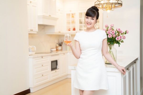 Làn da căng mịn, chẳng xuất hiện nhiều dấu hiệu lão hóa chính là nét thu hút của người đẹp làng hài. 