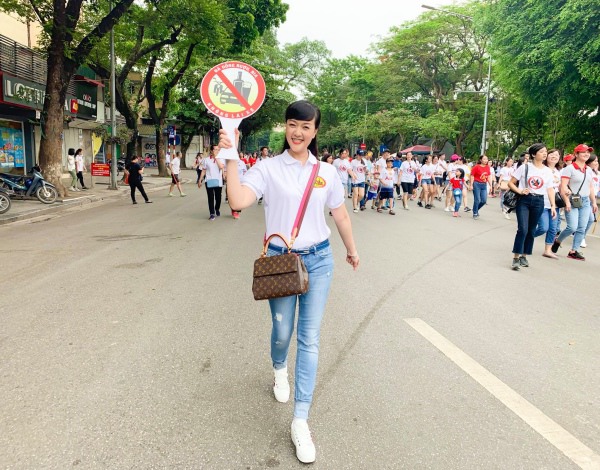 Dù đã là phụ nữ U50 nhưng lúc nào trông cô cũng trẻ trung, năng động như mới 20. 