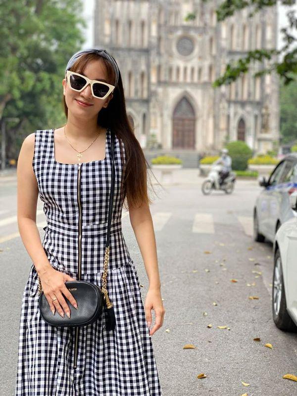 trong-ro-xinh-nhung-chiec-vay-mau-huong-dieu-da-ma-khanh-thi-chon-dien-lai-rat-de-phan-chu-102678227_10158595343973559_8258984509533113511_o-1593717789-136-width600height800