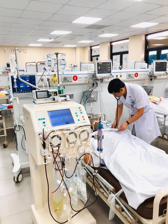 Bệnh nhân được bác sĩ theo dõi sức khoẻ của bệnh nhân 53 tuổi mắc căn bệnh Whitmore (Ảnh Tiền Phong)  