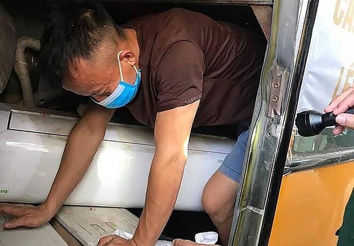 3 đối tượng chui dưới hầm xe để trốn cách ly (Ảnh Vietnamnet)